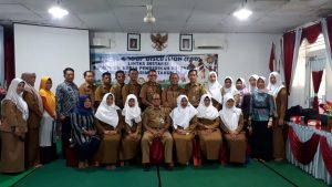 Kepala Dinas Pendidikan Karimun, Bakri Hasyim foto bersama usai acara digelar