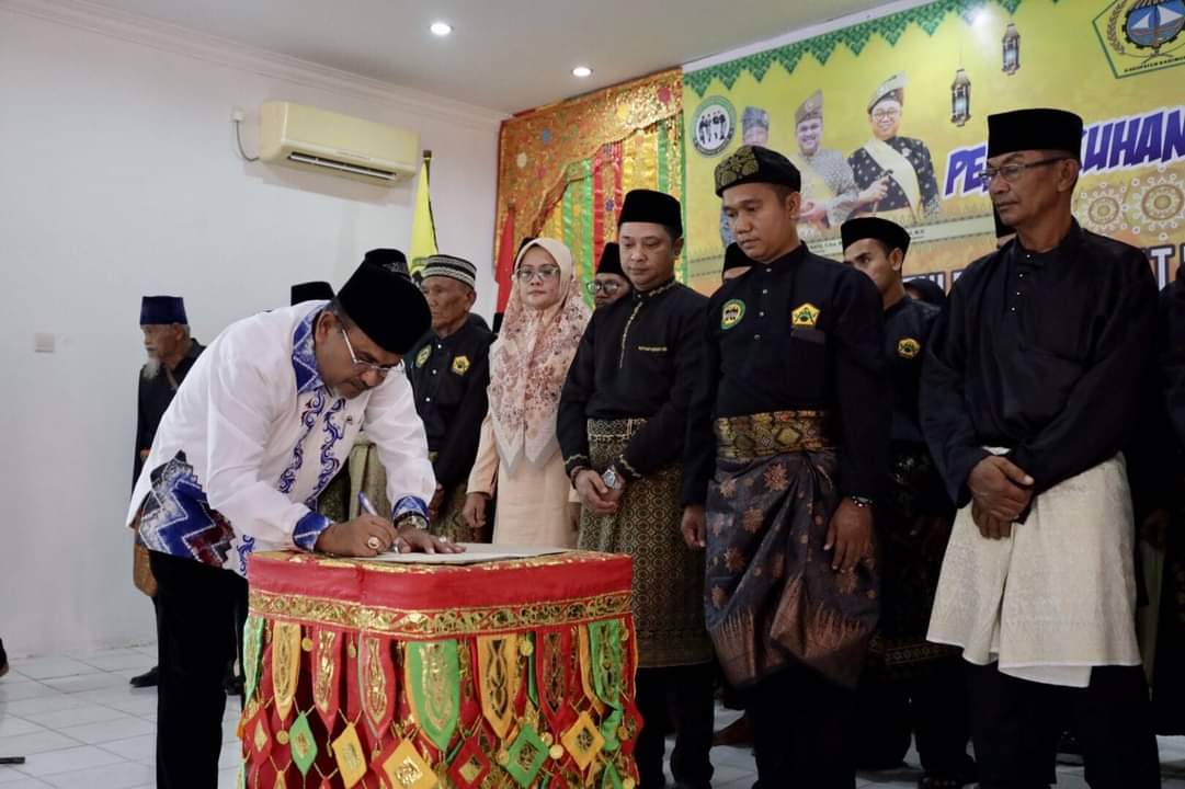 Bupati Karimun, Aunur Rafiq menanda tangani sebagai tanda dilantiknya pengurus Perkumpulan Seni Pencak Silat Pangean Laman Anak Berempat Kepulauan Kundur.