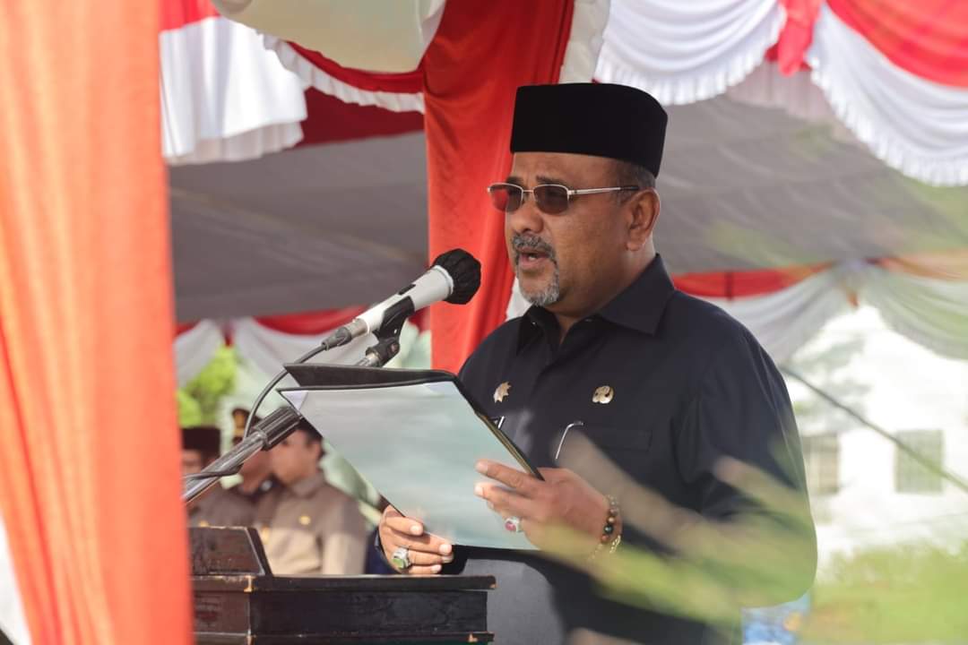 Bupati Karimun, Aunur Rafiq membacakan amanat pada peringatan Hardiknas tahun 2023