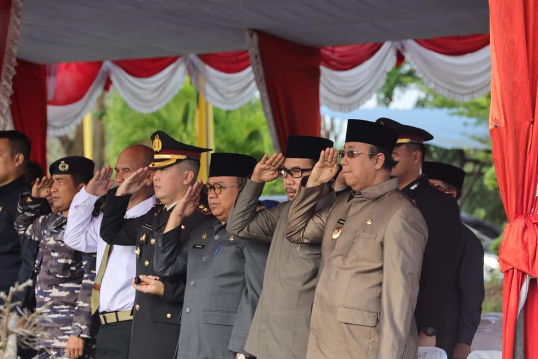 Wakil Bupati, Anwar Hasyim, Sekda Karimun, dan para pimpinan FKPD saat mengikuti upacara Hardiknas Tahun 2023