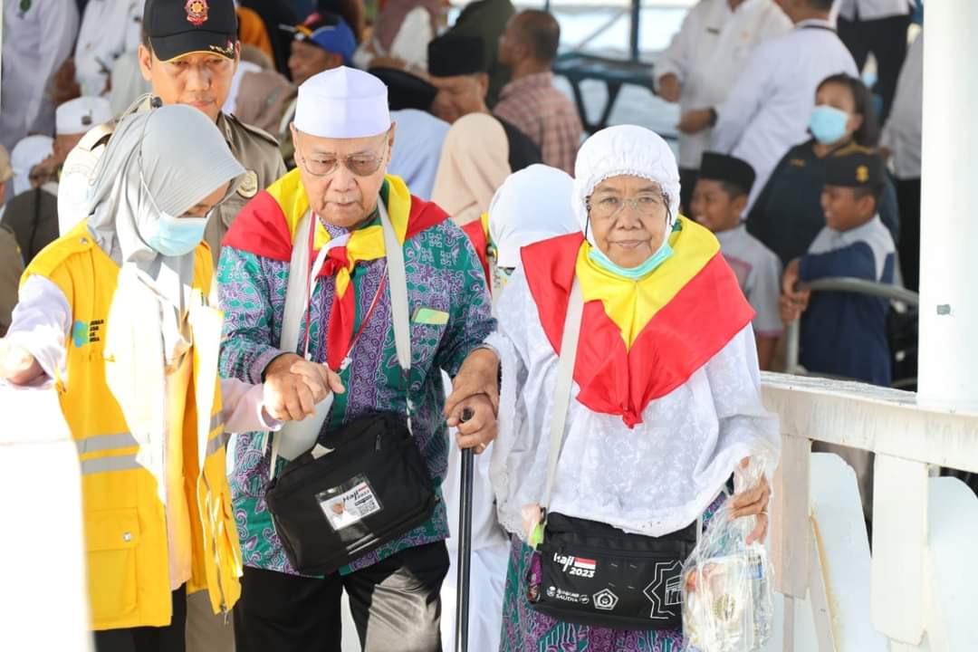 Para Jamaah Haji baru tiba di Pelabuhan Domestik Tanjung Balai Karimun